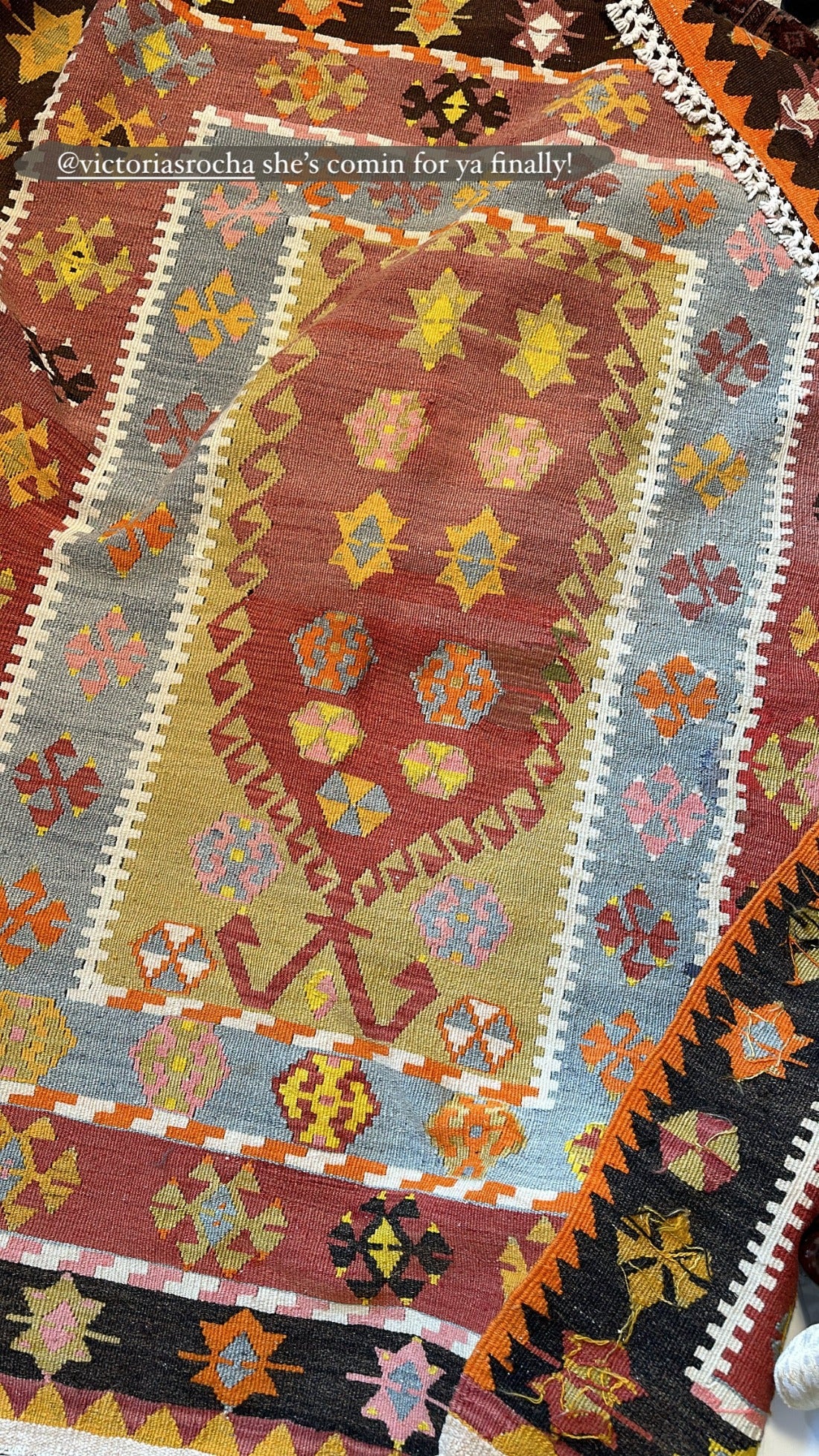 VICTORIA - Medium Turkish Area Rug 4.5 x 6 ft